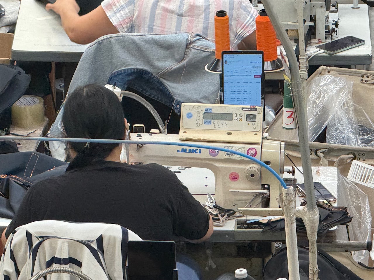 Planta con operadores trabajando